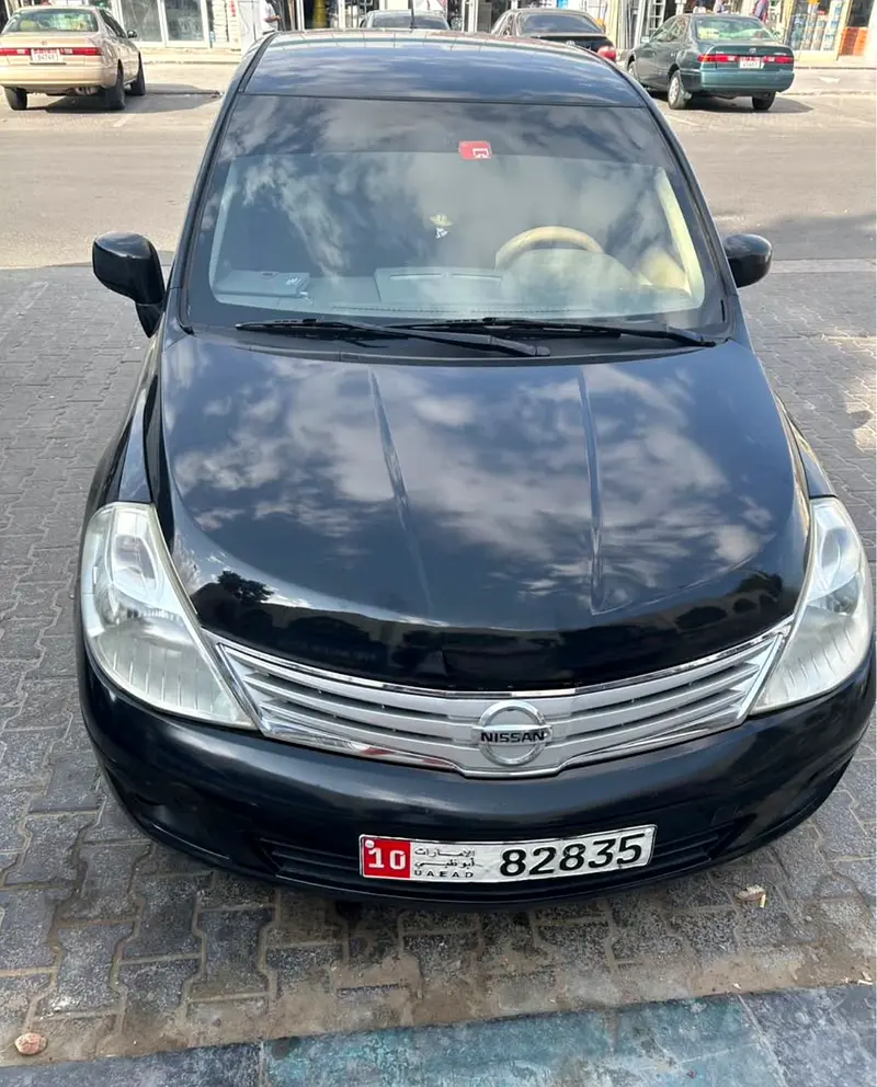 Nissan Tiida 2013 — photo 1 of 1