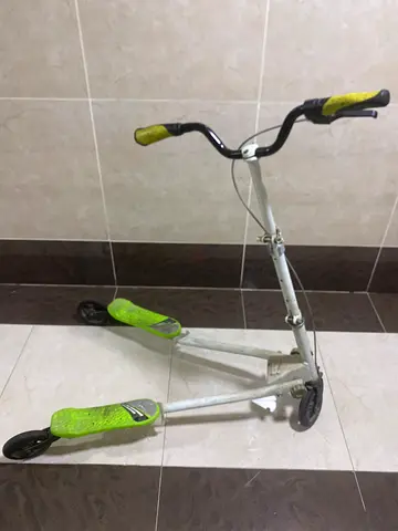 Speeder Trike Scooter with Green Grip Handles