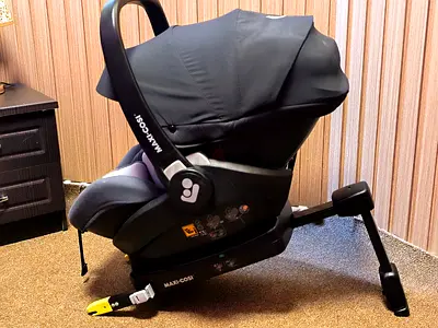 Maxi-Cosi Infant Car Seat with ISOFIX Base - Excellent Condition