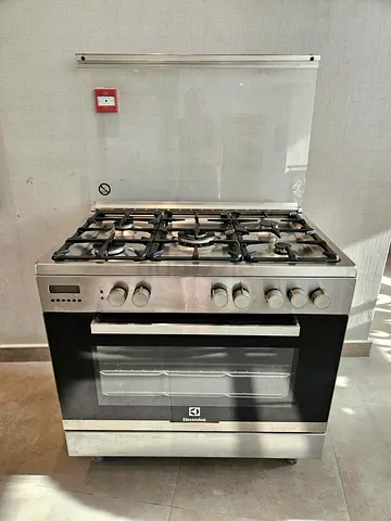 Electrolux 5 burner gas top, electric oven in great condition
