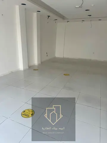 فرصة تجارية مميزة لا تتكرر بسهولة في واحد من أهم المواقع الحيوية داخل عجمان، على شارع الخرطوم مباشرة في منطقة الروضة 3، حيث الحركة المستمرة والكثافة ا