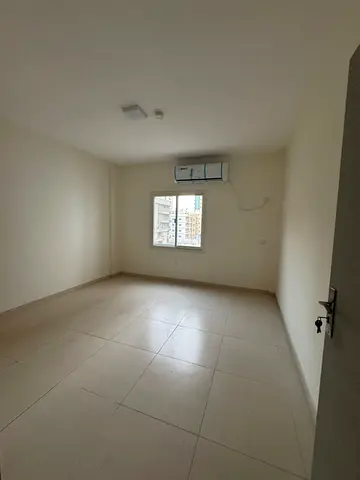 أرخص ثلاث غرف وصاله للايجار السنوي بالمجاز 2 الشارقة على شارع الوحدة أول ساكن-بناية جديدة  صاله كبيره  بلكونه إطلالة مفتوحة  2 حمامات تكييف اسبيت