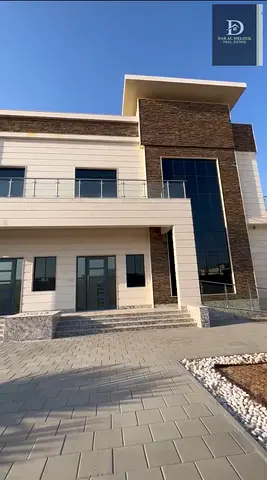 للبيع فى الشارقه   منطقه الحوشى   فيلا ممتازه بموقع هادىء وراقى   مساحه الأرض : 10000قدم  مساحه البناء : 6000 قدم