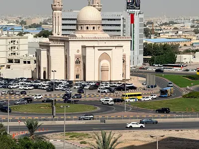 اجمل اطلالة غرفة وصالة في التعاون - مساحة واسعة - بلكونة باطلالة مدينة مفتوحة - خزائن بالحائط - موقع مميز - بالقرب من مخبز شمسين - على مخرج دبي