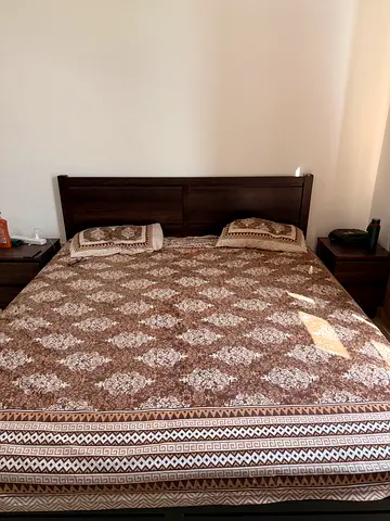 King size wooden bed with 2 bedside tables. 180*200 size