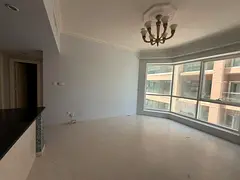 Free air conditioning, built-in wardrobes, gym, swimming pool, laundry room, open (American-style) k