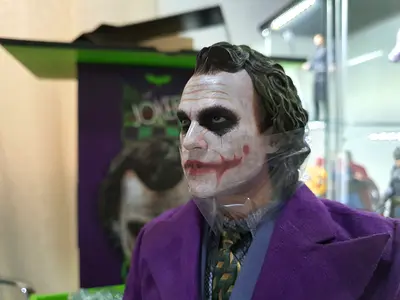 The Joker Quarter-Scale by Hot Toys