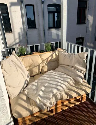 Handmade Outdoor Pallet Sofa — Cozy Balcony Seat