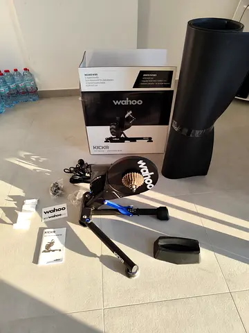 Wahoo KICKR Snap Smart Trainer with Mat and Accessories - perfect condition
