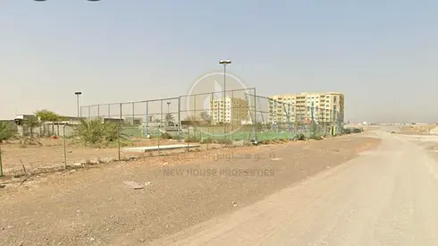 فرصة استثمارية قوية لامتلاك أربع قطع أراضي متجاورة بموقع استثنائي، جميعها زاوية على ثلاث شوارع، ما يمنحها قيمة عالية وإمكانية تطوير مميزة. تفاصيل العق