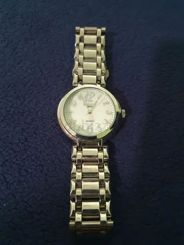 Silver metal bracelet wristwatch - classic round face