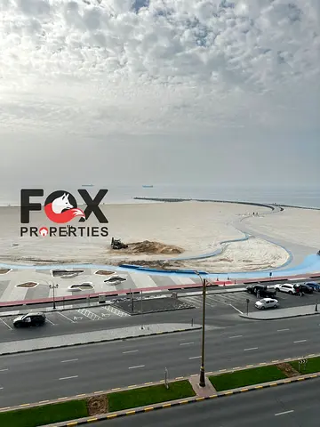 غرفة وصالة صف أول على كورنيش عجمان بإطلالة بحرية مميزة، موقع حيوي قريب من دوار السفينة والخدمات، بتكييف مركزي داخل بناية عائلية.