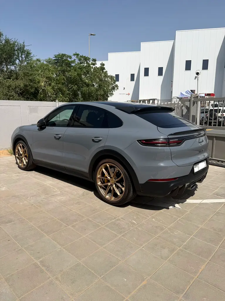 Porsche Cayenne 2023 — photo 1 of 10