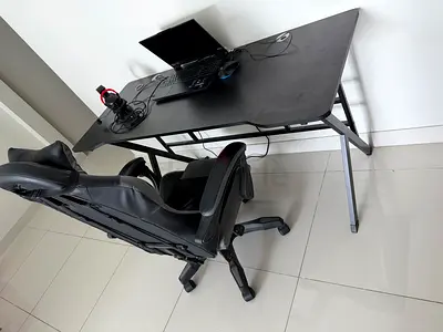 Gaming table and chair very good conditon
