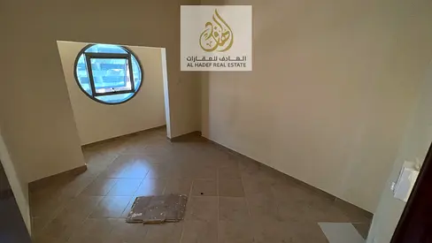 للإيجار في عجمان – شقة غرفتين وصالة بمساحة جيدة وتصميم عملي، مناسبة للعائلات الباحثة عن الراحة والسكن الهادئ.  الشقة تتكون من غرفتين نوم واسعتين وصالة