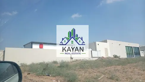 حَوْطة للإيجار – 29,000 قدم مربع - بها شبرة مفتوحة ومكتب ومعرض و 4 غرف سكن عمال - كهرباء بقوة 100 كيلو-