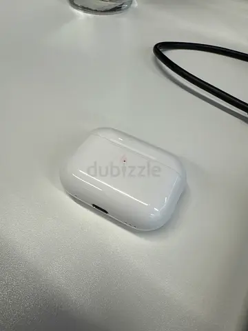 Apple AirPods Pro (1st gen) charging case with earbuds - Good condition