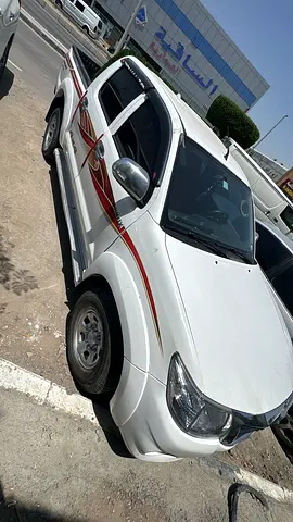 Toyota Hilux // Diesel Engine // 4 WD Drive // power window // Gcc space // Good conditions