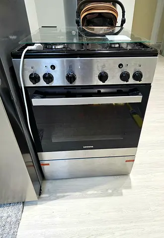 Siemens Stainless Steel Gas Cooker with Oven 4 burner - Never Used/Excellent Condition