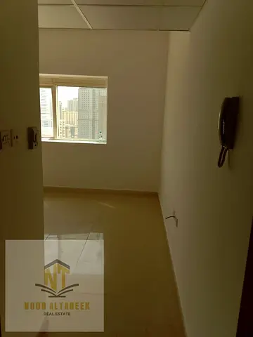 استوديو للإيجار السنوي – موقع مميز وسهل الوصول إلى دبي استوديو نظيف ومرتب في بناية عائلية هادئة، مناسب للسكن العائلي، بموقع استراتيجي يسهل الوصول منه