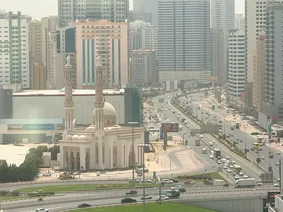 اجمل غرفتين وصالة في الشارقة - باركين مجانا - تكيف مركزي - بلكونة باطلالة مفتوحة - موقع مميز - على مخرج دبي