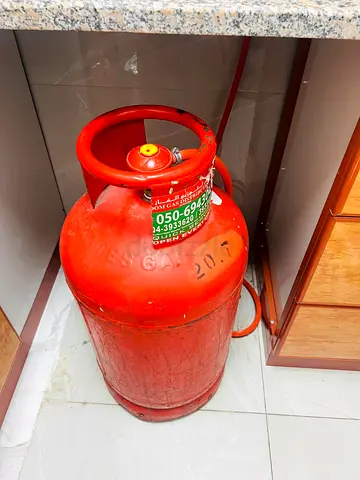 20kg Red LPG Gas Cylinder for Kitchen + Stove and Regulator – Good Working Condition