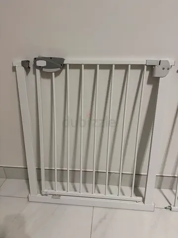 Baby safety gate
