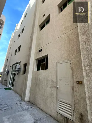 للبيع بنايه فى الشارقة منطقة مويلح على  شارع رئيسى  مساحه 6000 قدم مربع