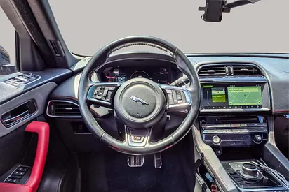 صورة 8 لـ 2017 Jaguar F-PACE