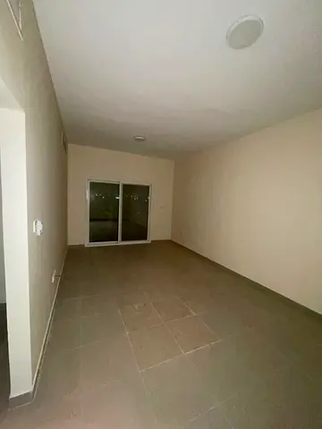 عزاب رسمي 🏡 للإيجار في الشارقة – مويلح ✨ غرفتين وصالة بمساحة ممتازة 🚿 2 حمام 🌿 بلكونة 📍 موقع مميز جدًا قريب من جميع المدارس ومراكز التسوق 🛣️ على
