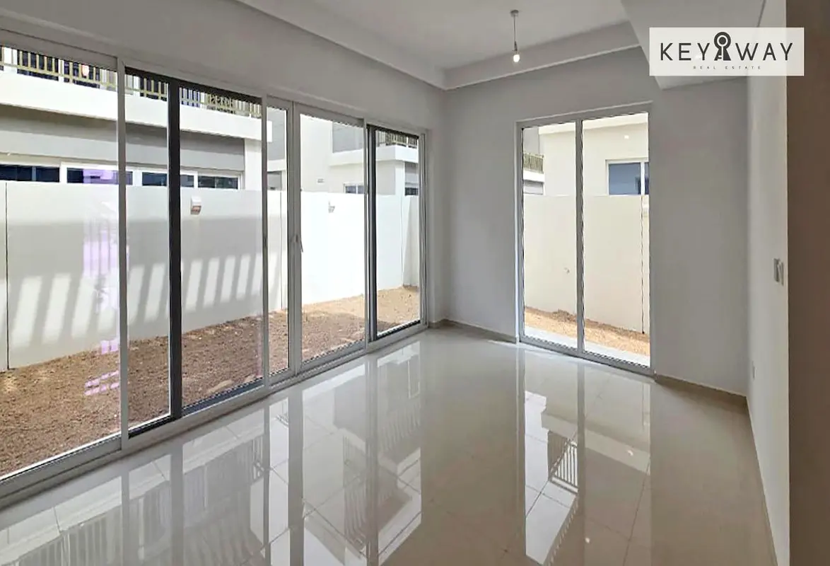 Middle Corner I 4 Bed I L Shape Garden