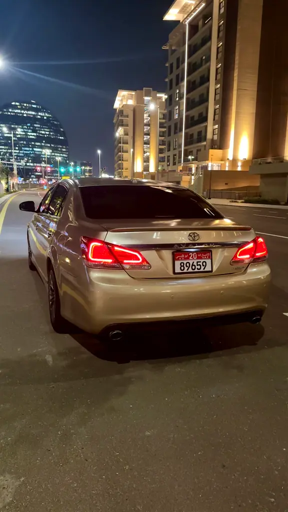 Toyota Avalon 2012 — photo 1 of 10