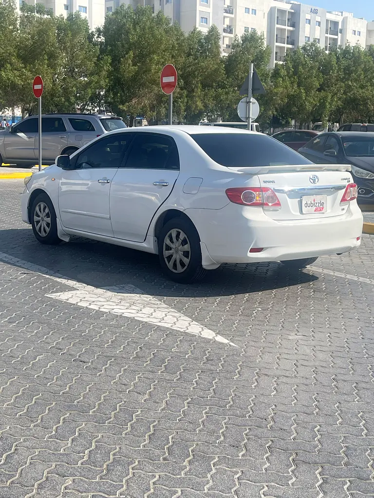 Toyota Corolla 2013 — photo 1 of 13
