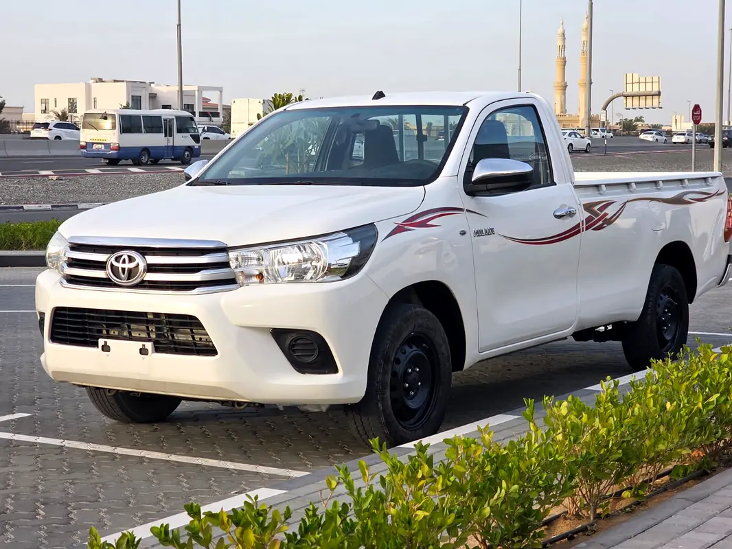 Toyota Hilux 2021 — photo 1 of 8