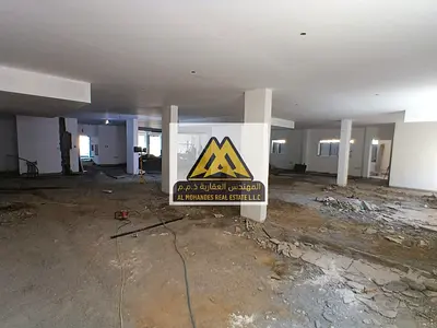 فرصة ذهبية في موقع مثالي: مساحة تجارية تبلغ 700 متر مربع مع طابق نصفي للإيجار في الروضة 2، على شارع رئيسي نابض بالحياة، مثالية للاستثمار.