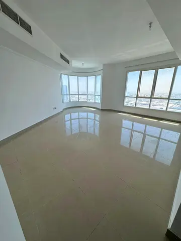 شقة أربع غرف بسعر خيالي بالشارقة -2 صالة -4 حمام-باركن مجاني-شهر مجاني-بلكون بإطلالة مفتوحة قريب من شارع جمال عبد الناصر