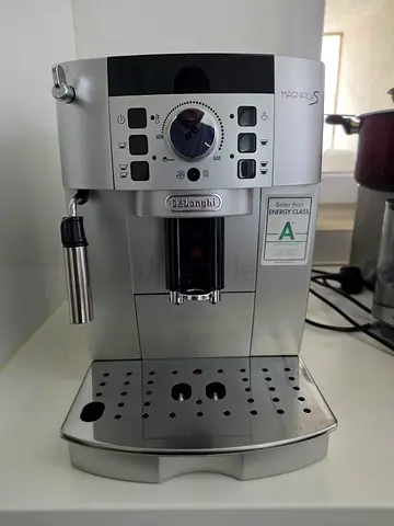 DeLonghi Magnifica S SuperAutomatic bean to cup coffee machine - Silver