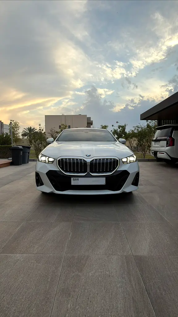 BMW 5-Series 2025 — photo 1 of 6