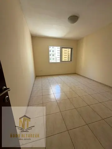 شقة للإيجار السنوي – القاسمية الند فرصة مميزة للسكن في شقة واسعة ومريحة ضمن موقع خدماتي حيوي في القاسمية الند، مثالية للعائلات الباحثة عن الراحة والخص