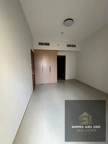 شقة غرفة وصالة للإيجار السنوي في مدينة الإمارات – عجمان | أول ساكن – إطلالة على الجاردن – جيم ومسبح – 40 ألف درهم