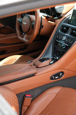 2019 Aston Martin DBS 照片 2