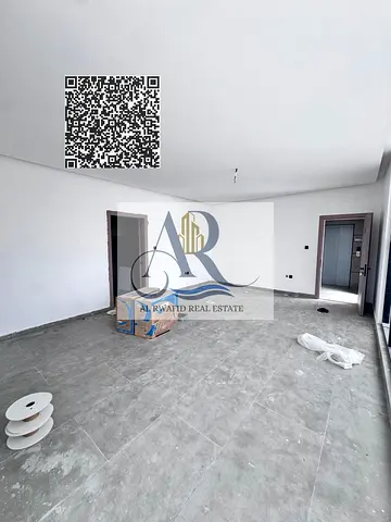For annual rent: first-occupancy studio in Al Nakheel 1, very close to the corniche. Separate kitchen, dressing room, on the roof. Very large area.