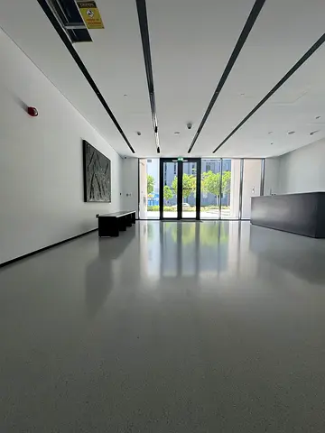 ارقى وافخم شقة غرفتين وصالة فاخرة للإيجار السنوي في الجادة بالشارقة داخل مجمع أرادا، 3 حمام، 3 بلكونة، خزائن حائط، حدائق وخدمات متكاملة، السعر 95,000