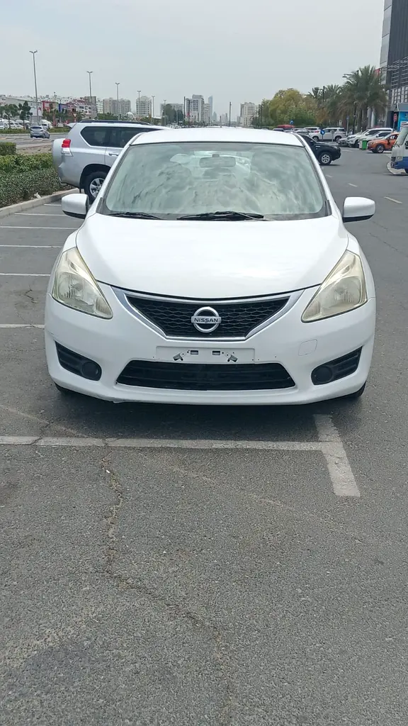 Nissan Tiida 2014 — photo 1 of 17