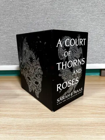 A Court of Thorns and Roses Hardcover Set