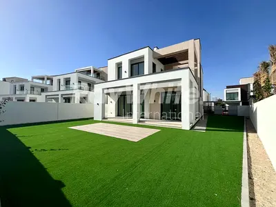 Direct on Park | Available Now | Landscaped Garden