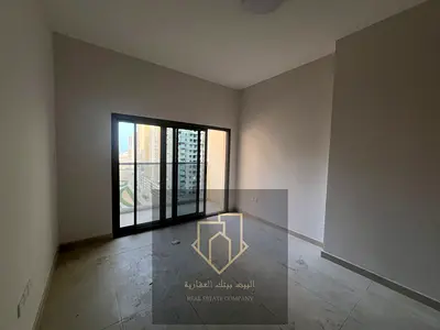 فرصة مميزة للسكن داخل مجتمع سكني راقي يوفر الهدوء والخصوصية مع خدمات متكاملة، في موقع مناسب يتيح سهولة الوصول إلى الطرق الرئيسية والخدمات اليومية.