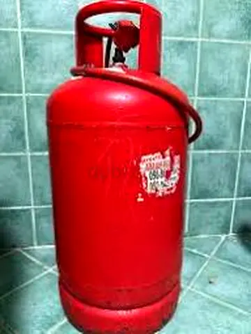 GAS Cylinder with regulator (DXB) - 1 Qty filled AED 300 (selling due to relocation)