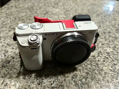 Limited sony a6000 white leather body(no lens), 4 batteries + batery grip + charger CONDITION 10/10