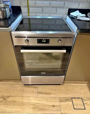 Terim Freestanding Induction Range – 4-Zone Induction Cooktop + Electric Oven – Excellent Condition